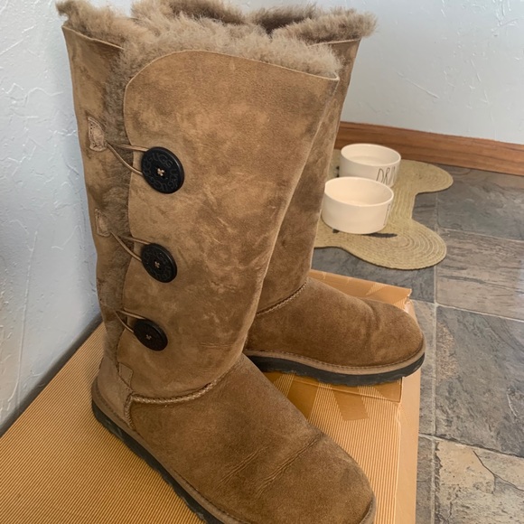 UGG: Bailey Button Triplet Boots - Picture 3 of 5